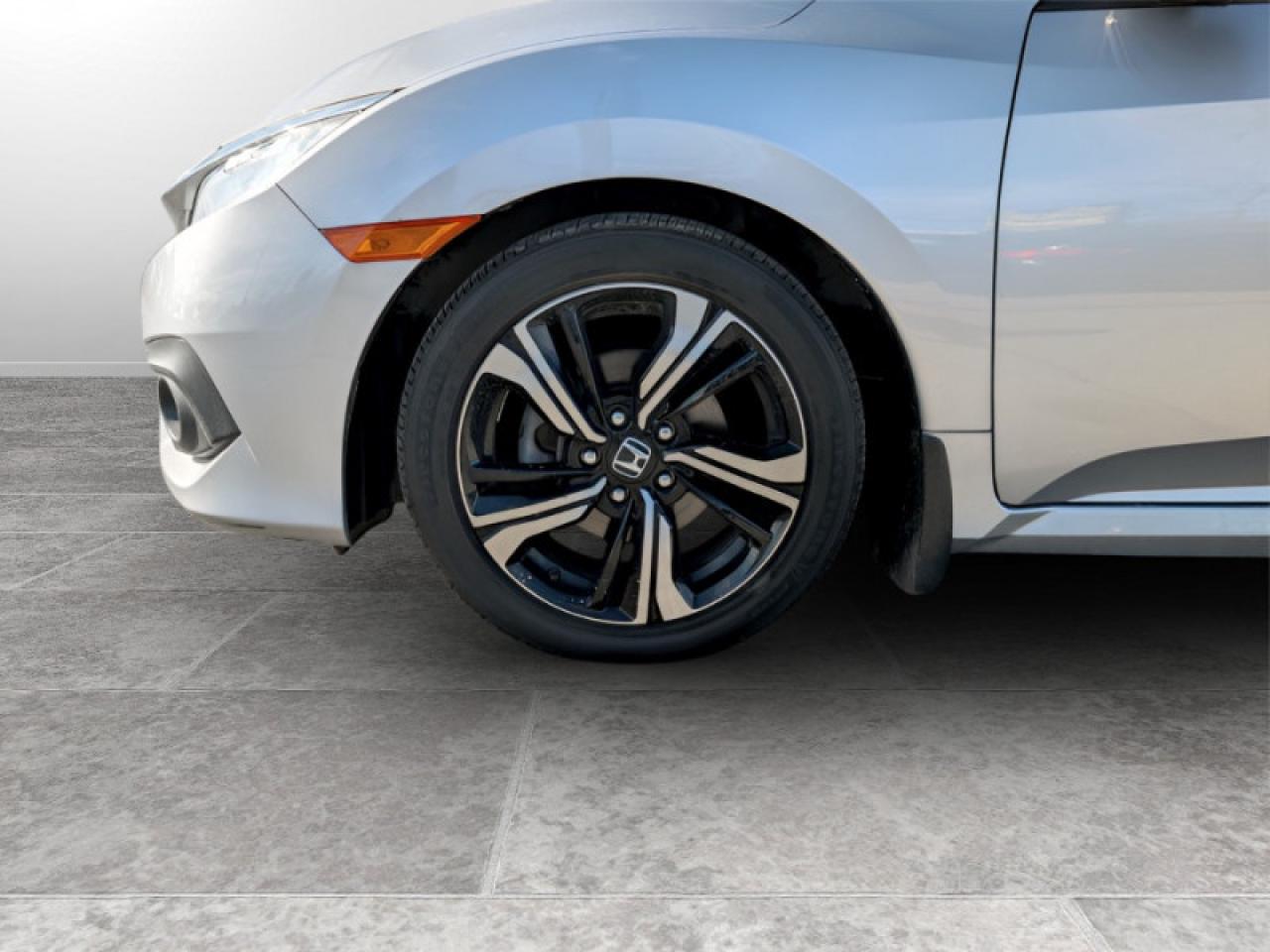 2018 Honda Civic Sedan Touring  **LOW KMS - CLEAN CARFAX** Photo