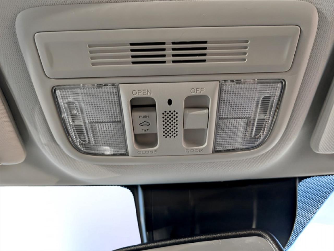 2018 Honda Civic Sedan Touring  **LOW KMS - CLEAN CARFAX** Photo