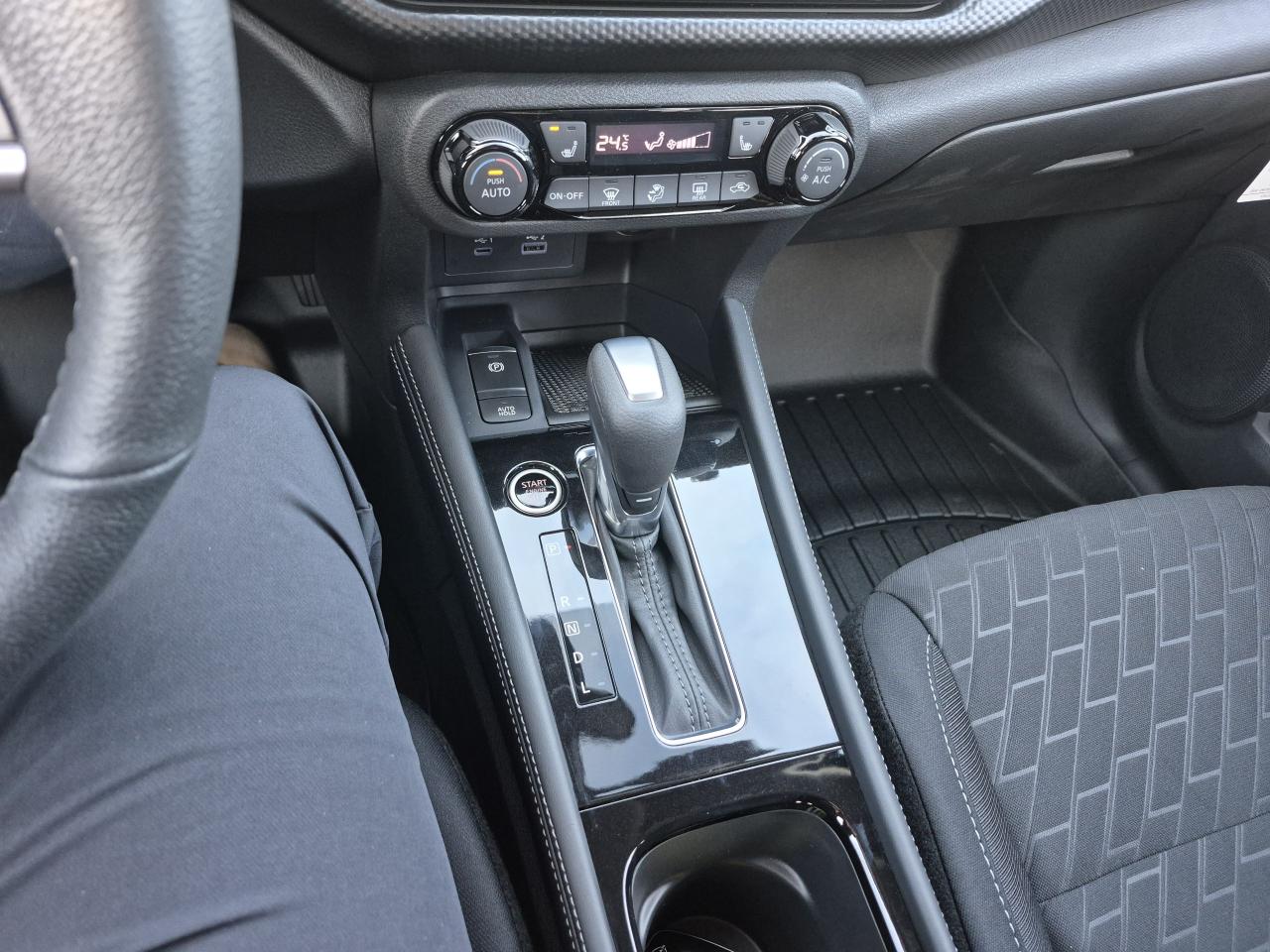 2025 Nissan Kicks Play SV FWD Photo10