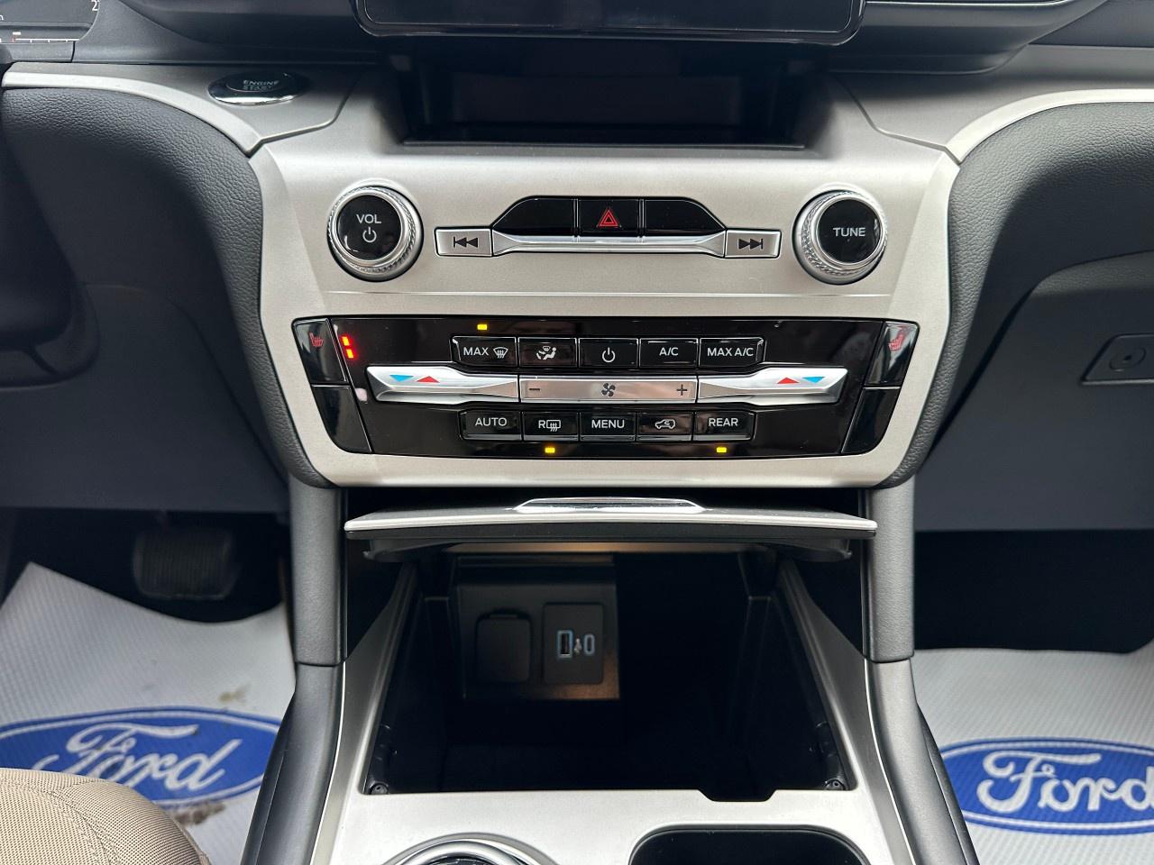 2022 Ford Explorer XLT 4WD Photo