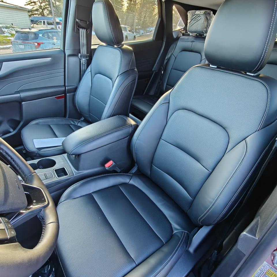 2026 Ford Escape Platinum AWD Photo4