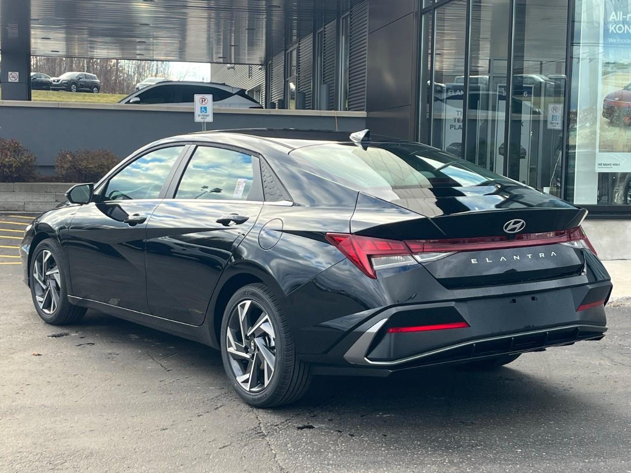 2026 Hyundai Elantra Luxury IVT w/Two-Tone Interior Photo4