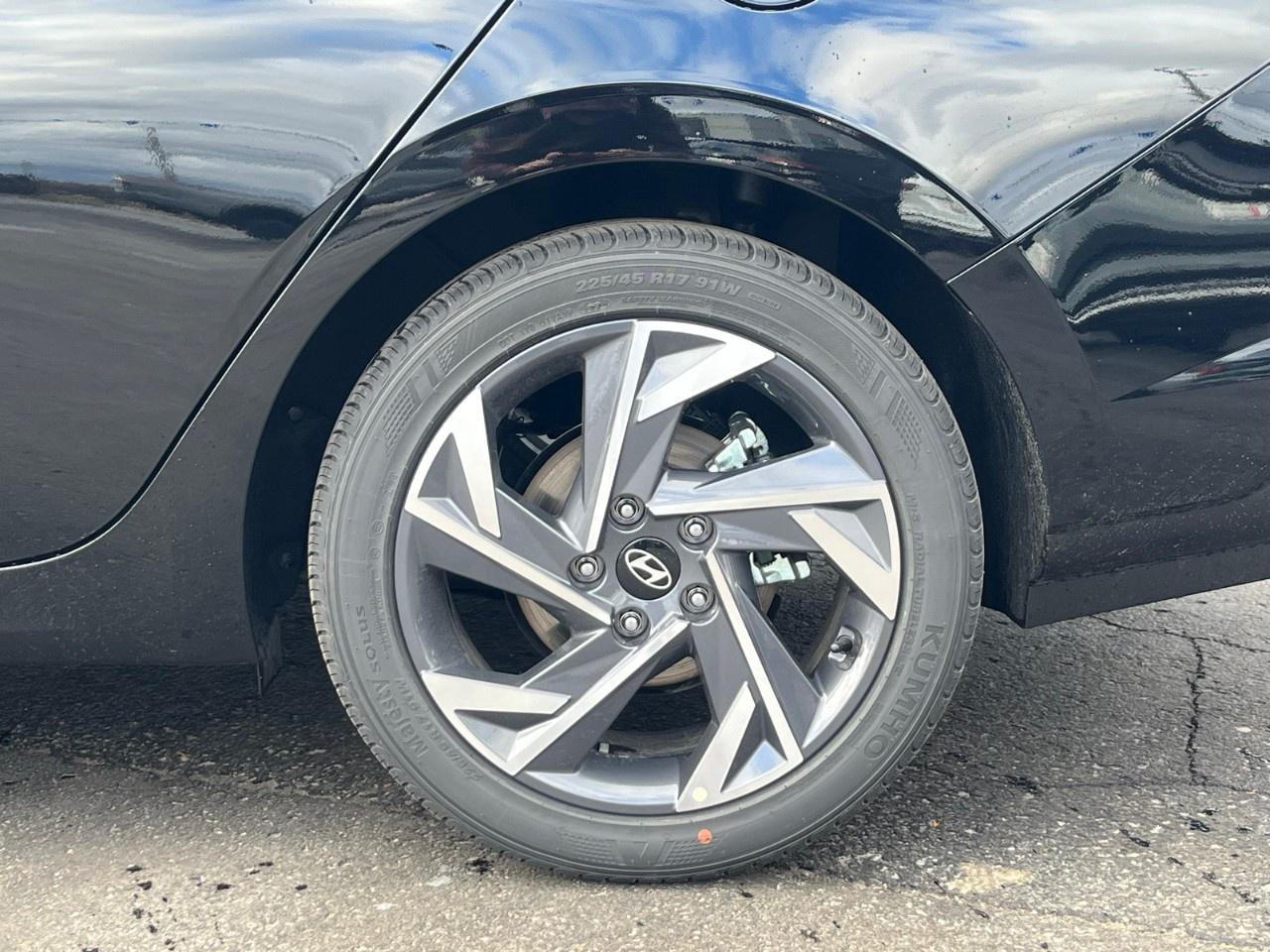 2026 Hyundai Elantra Luxury IVT w/Two-Tone Interior Photo