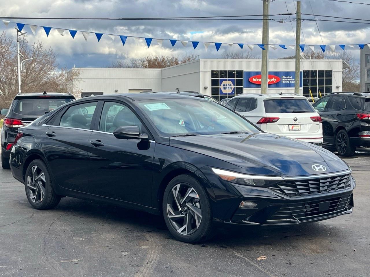 2026 Hyundai Elantra Luxury IVT w/Two-Tone Interior Photo