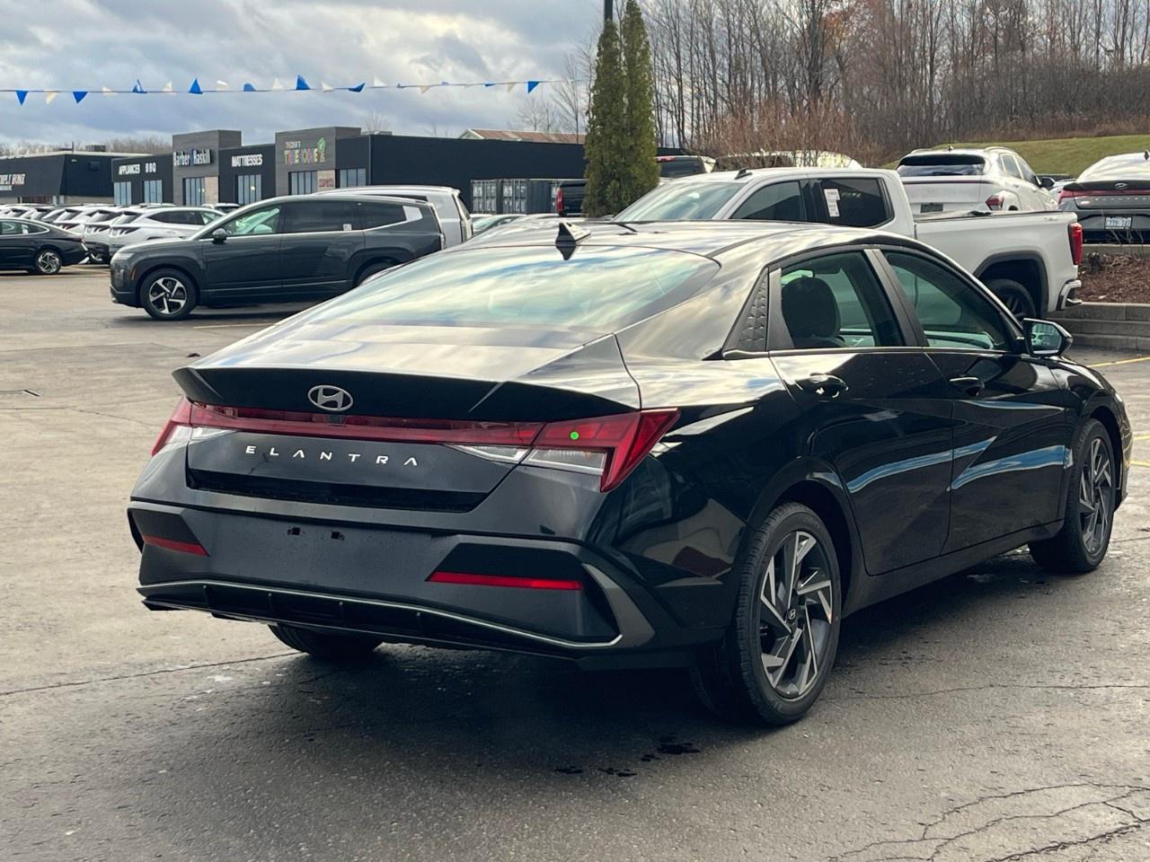 2026 Hyundai Elantra Luxury IVT w/Two-Tone Interior Photo