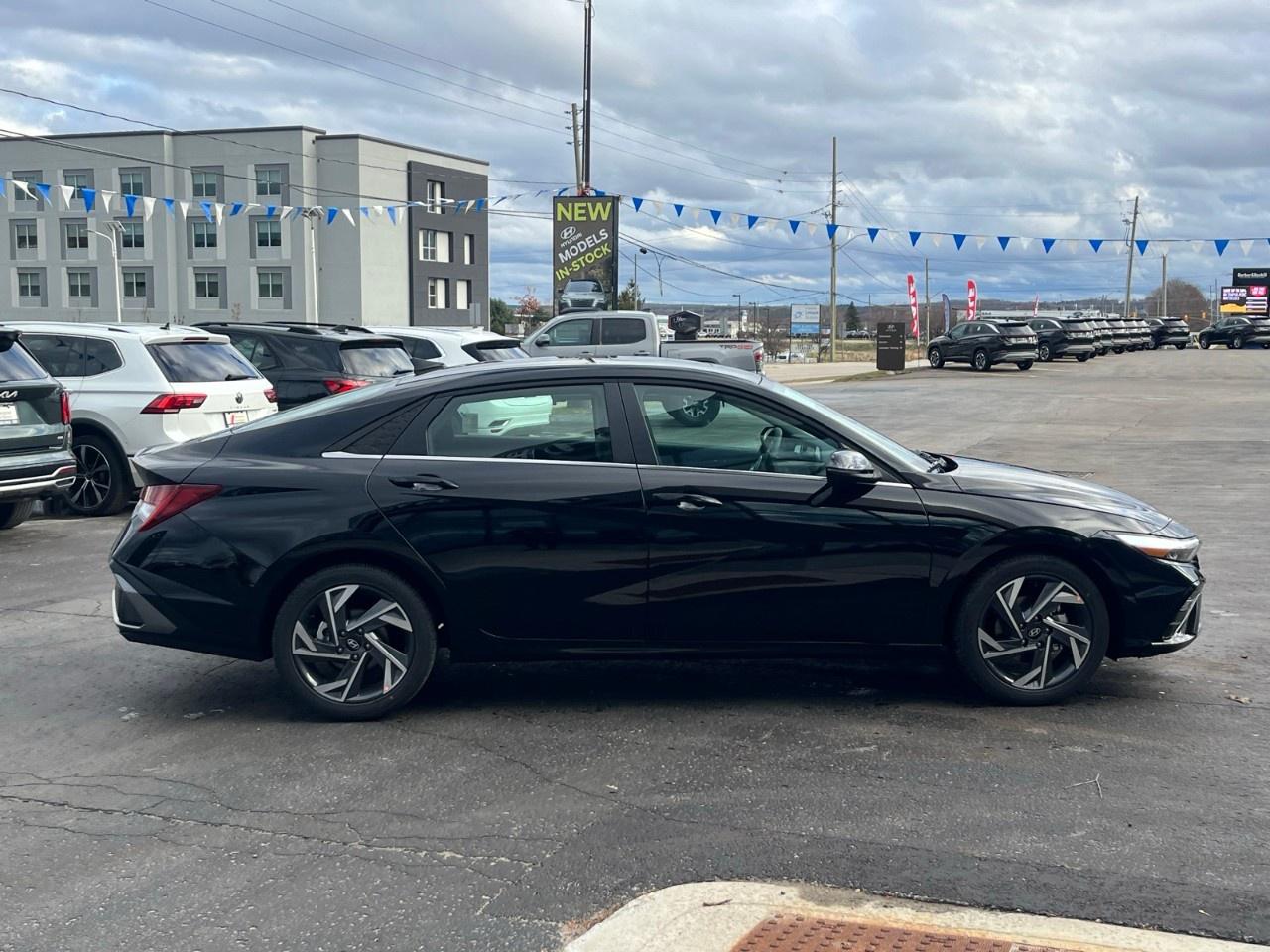 2026 Hyundai Elantra Luxury IVT w/Two-Tone Interior Photo