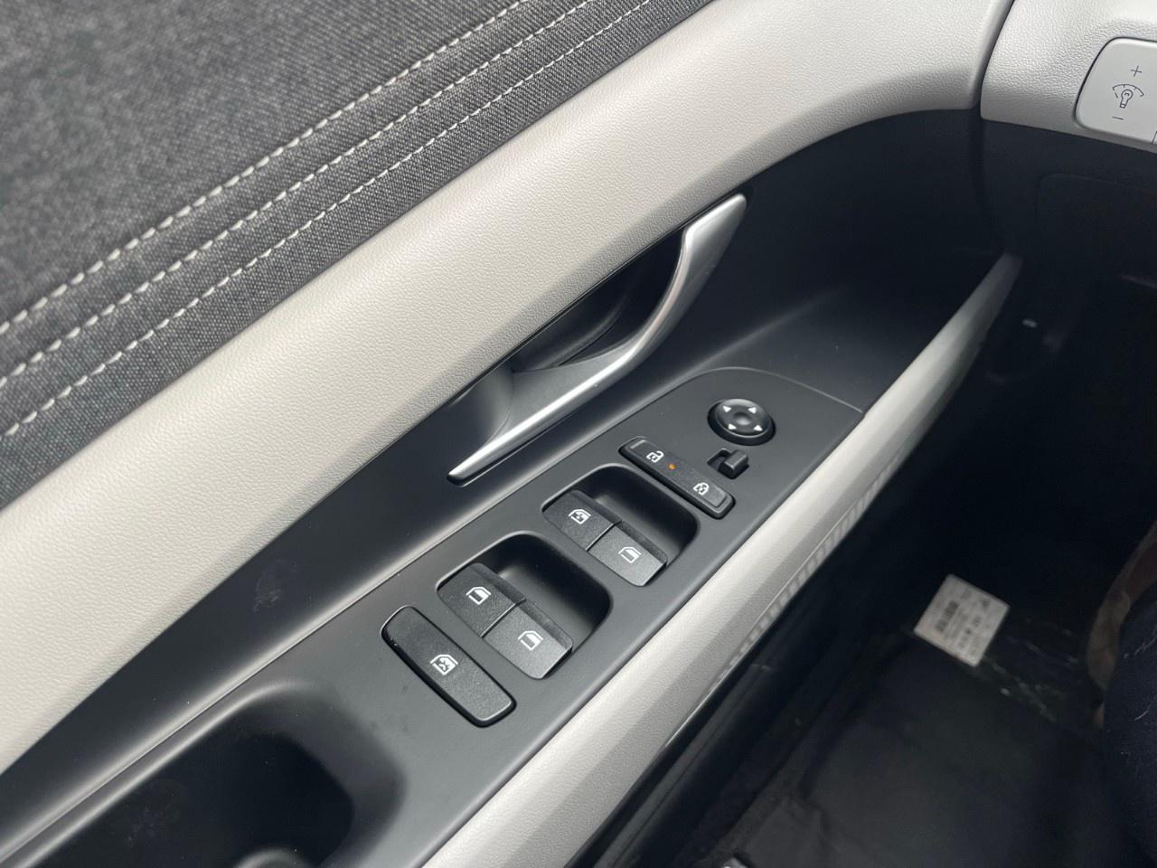 2026 Hyundai Elantra Luxury IVT w/Two-Tone Interior Photo