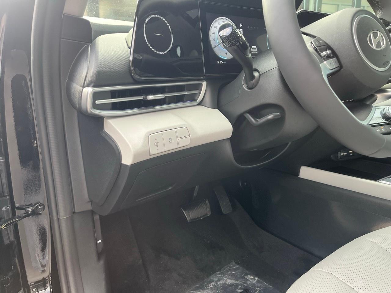 2026 Hyundai Elantra Luxury IVT w/Two-Tone Interior Photo