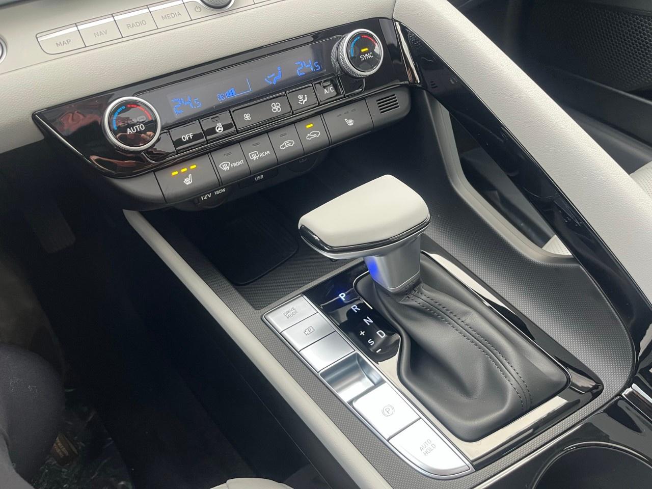 2026 Hyundai Elantra Luxury IVT w/Two-Tone Interior Photo