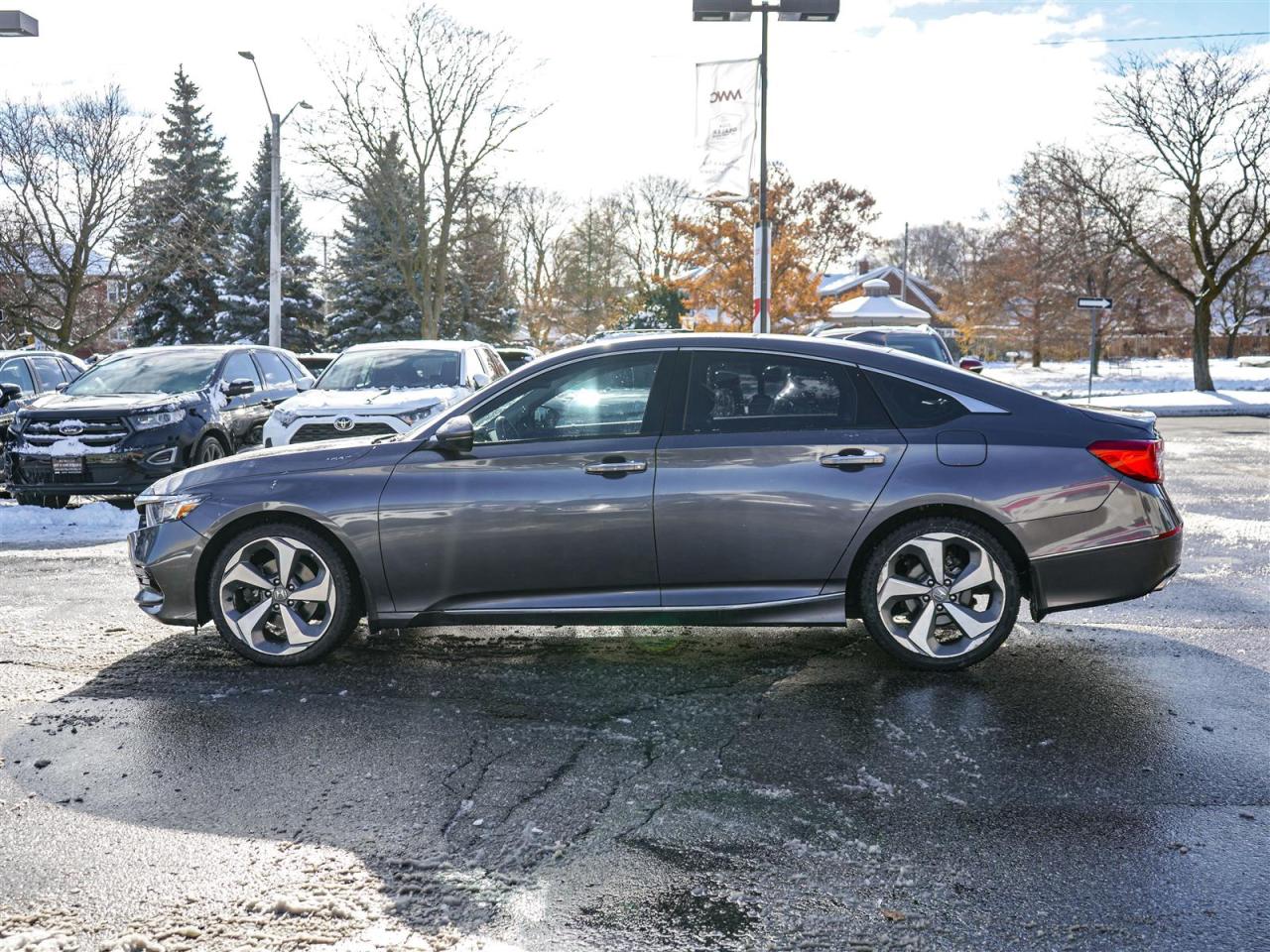 2018 Honda Accord TOURING | NO ACCIDENTS | NAV | LEATHER | SUNROOF Photo