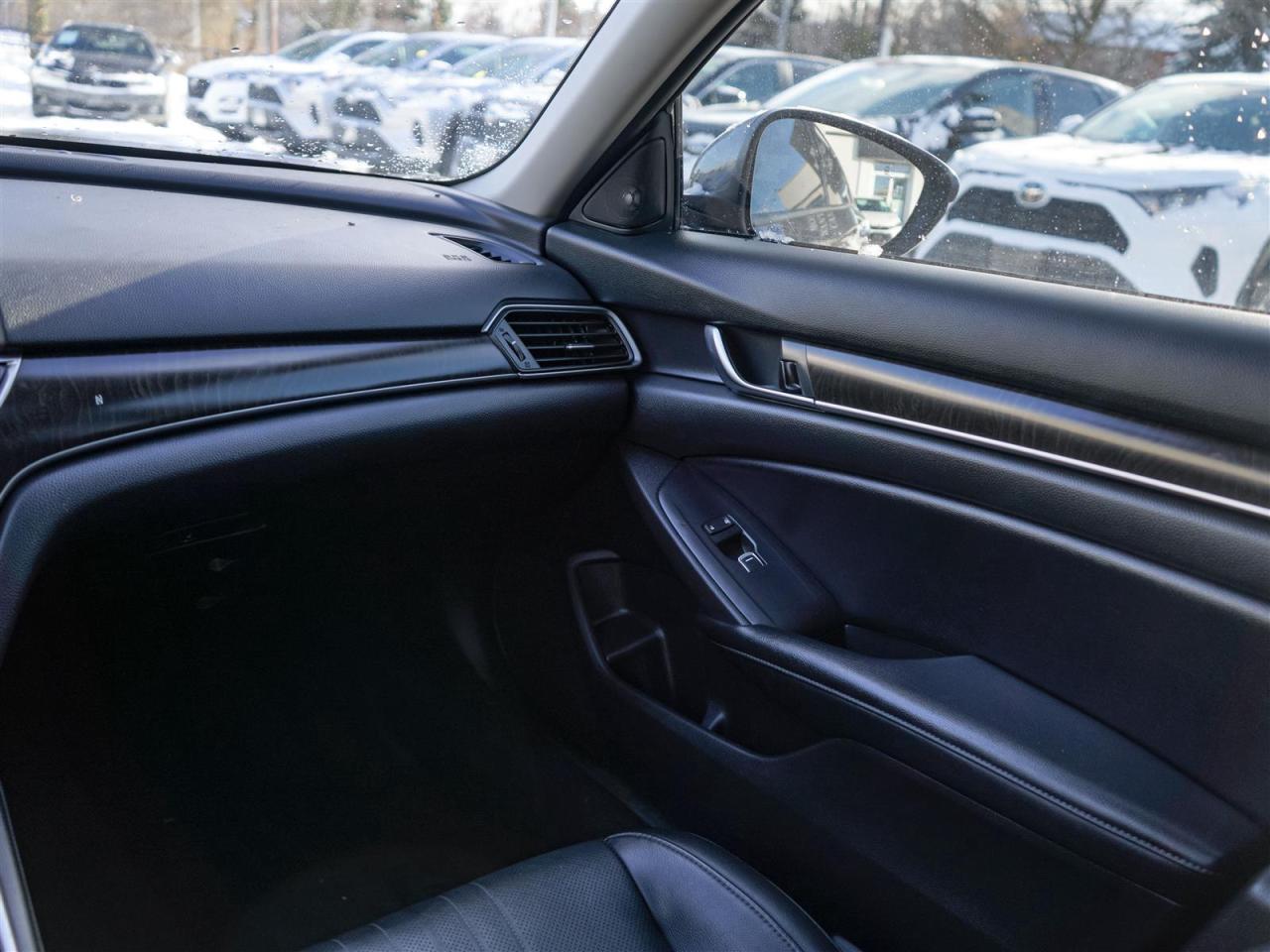 2018 Honda Accord TOURING | NO ACCIDENTS | NAV | LEATHER | SUNROOF Photo