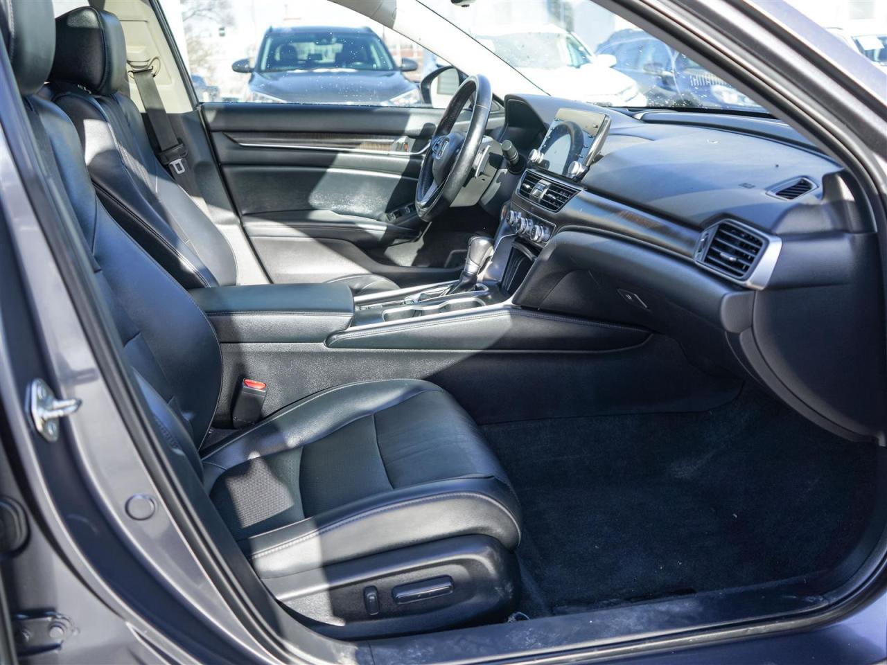 2018 Honda Accord TOURING | NO ACCIDENTS | NAV | LEATHER | SUNROOF Photo