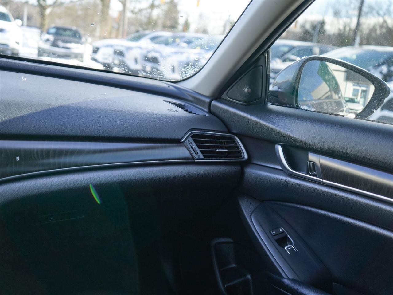 2018 Honda Accord TOURING | NO ACCIDENTS | NAV | LEATHER | SUNROOF Photo