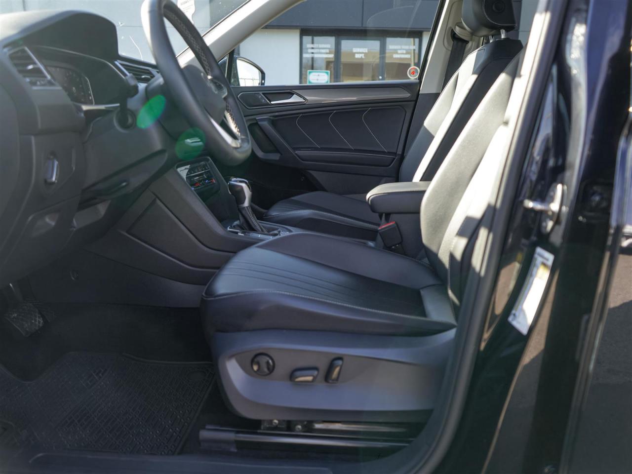 2024 Volkswagen Tiguan COMFORTLINE AWD | PANORAMIC ROOF | LEATHER Photo