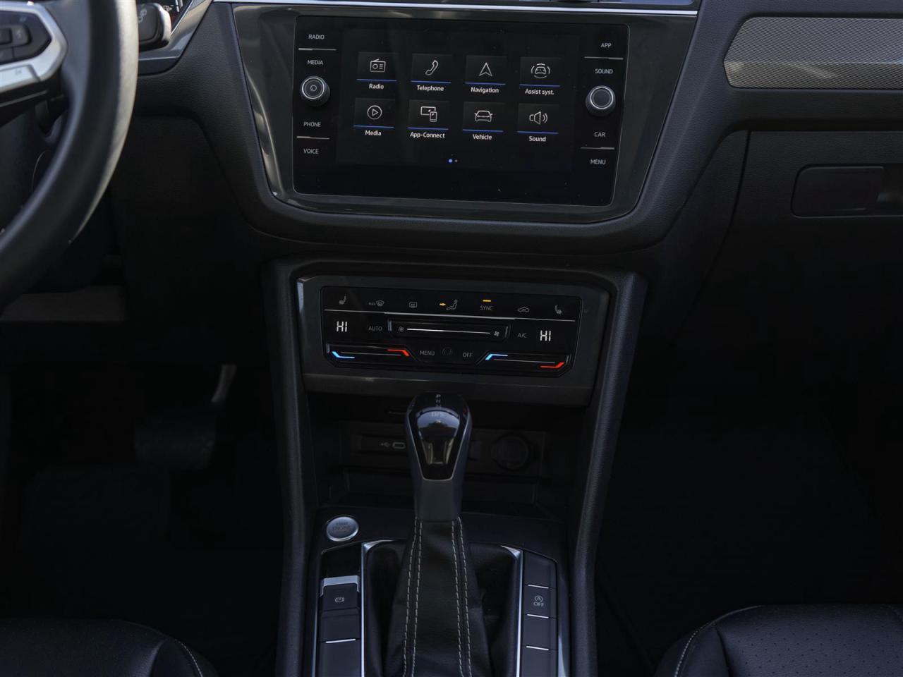 2024 Volkswagen Tiguan COMFORTLINE AWD | PANORAMIC ROOF | LEATHER Photo