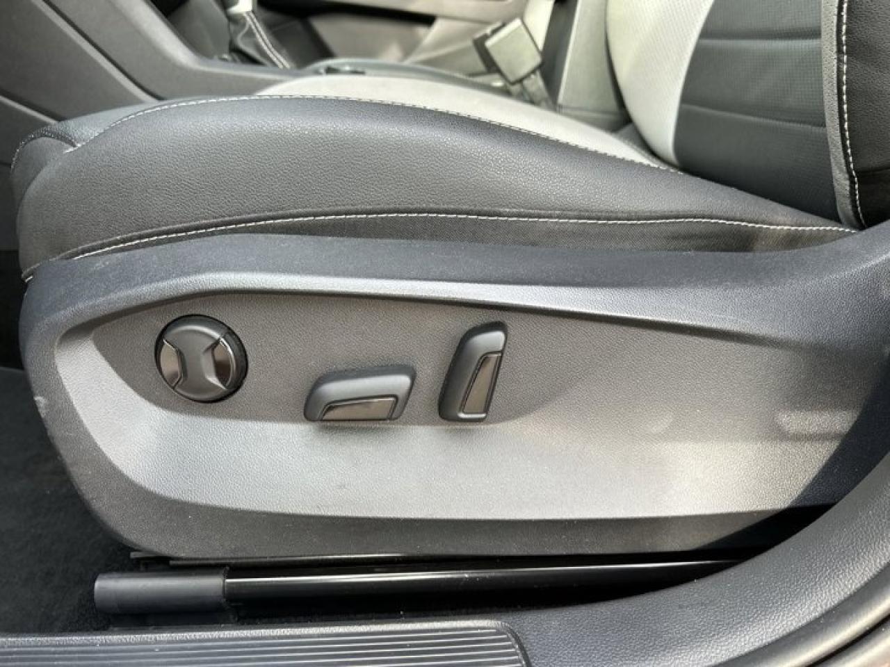 2023 Volkswagen Taos Highline 4MOTION Photo