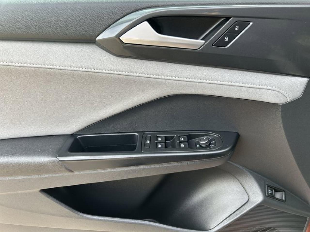 2023 Volkswagen Taos Highline 4MOTION Photo