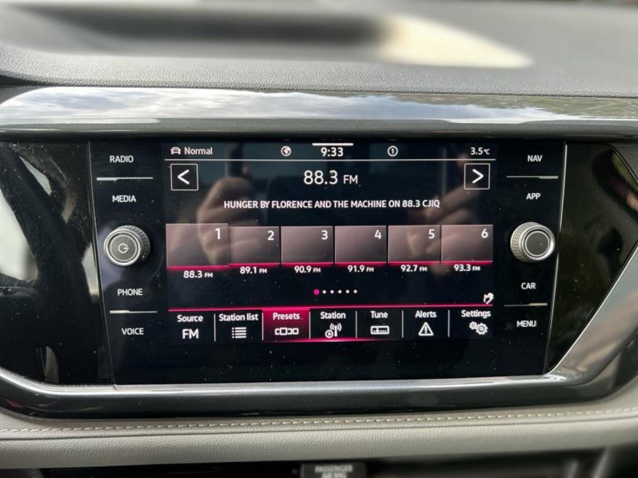 2023 Volkswagen Taos Highline 4MOTION Photo