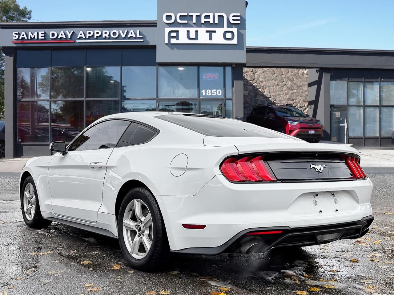2018 Ford Mustang ECOBOOST COUPE Photo3