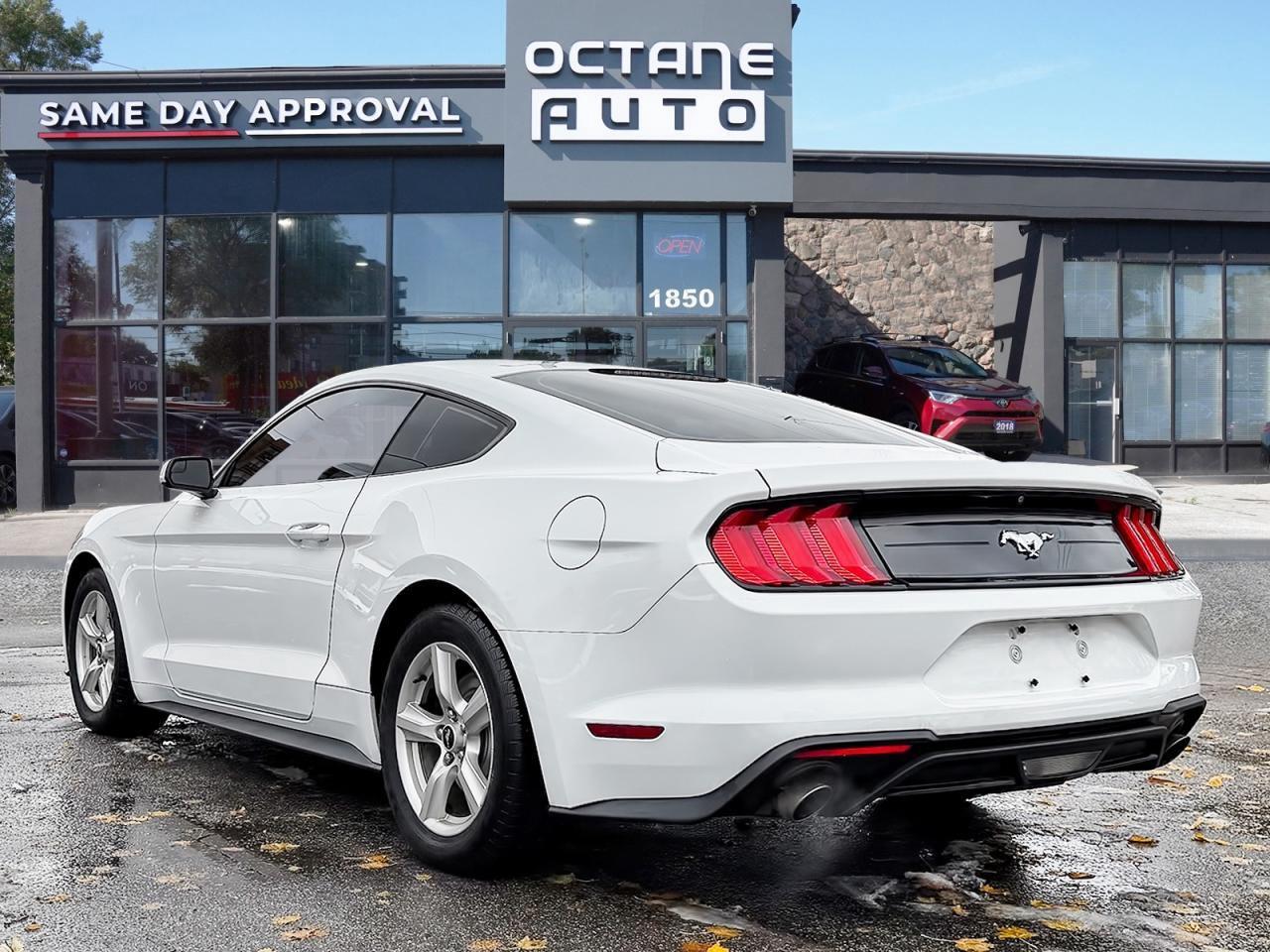 2018 Ford Mustang EcoBoost Fastback Photo3