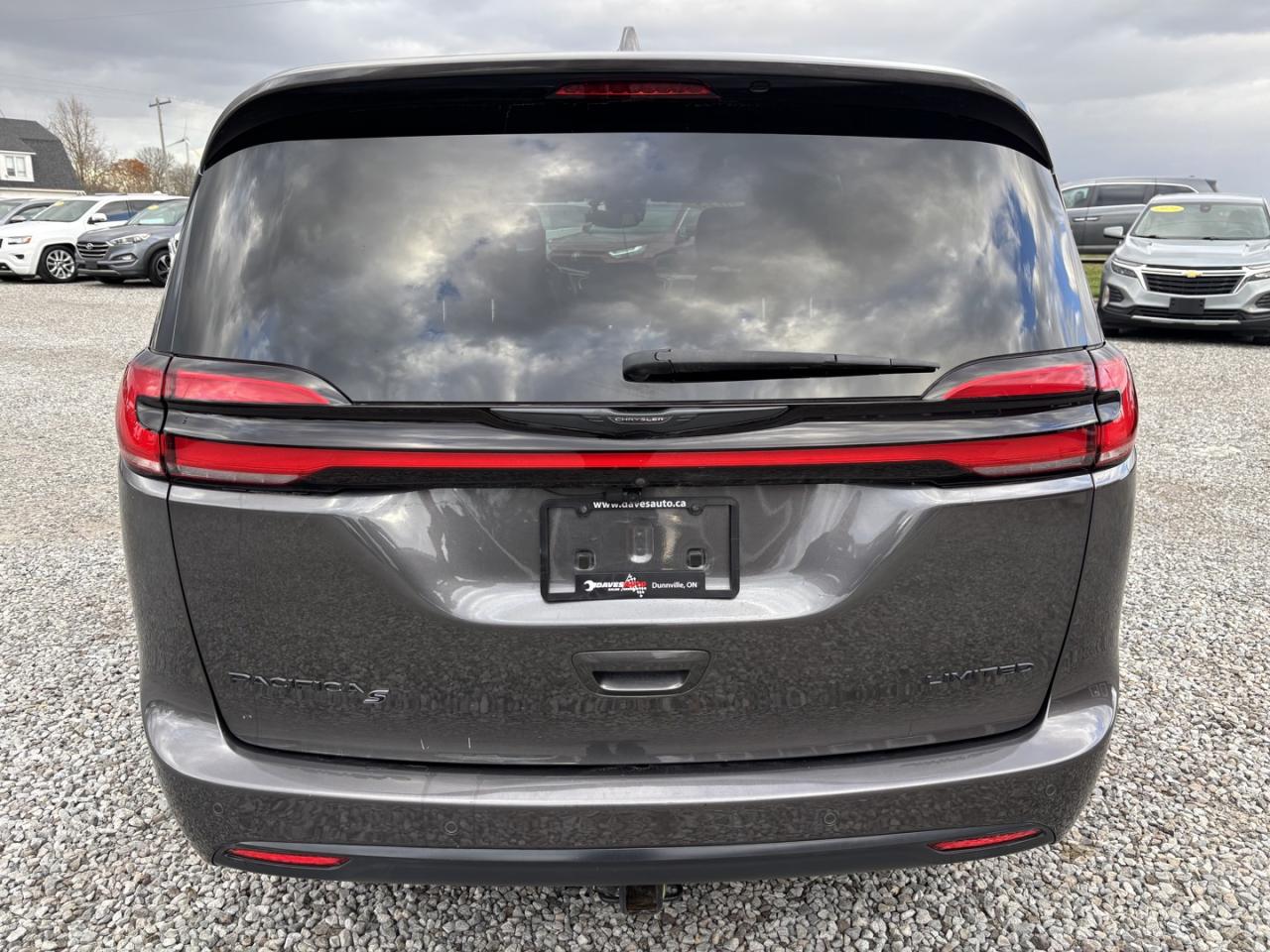2021 Chrysler Pacifica Limited Photo3