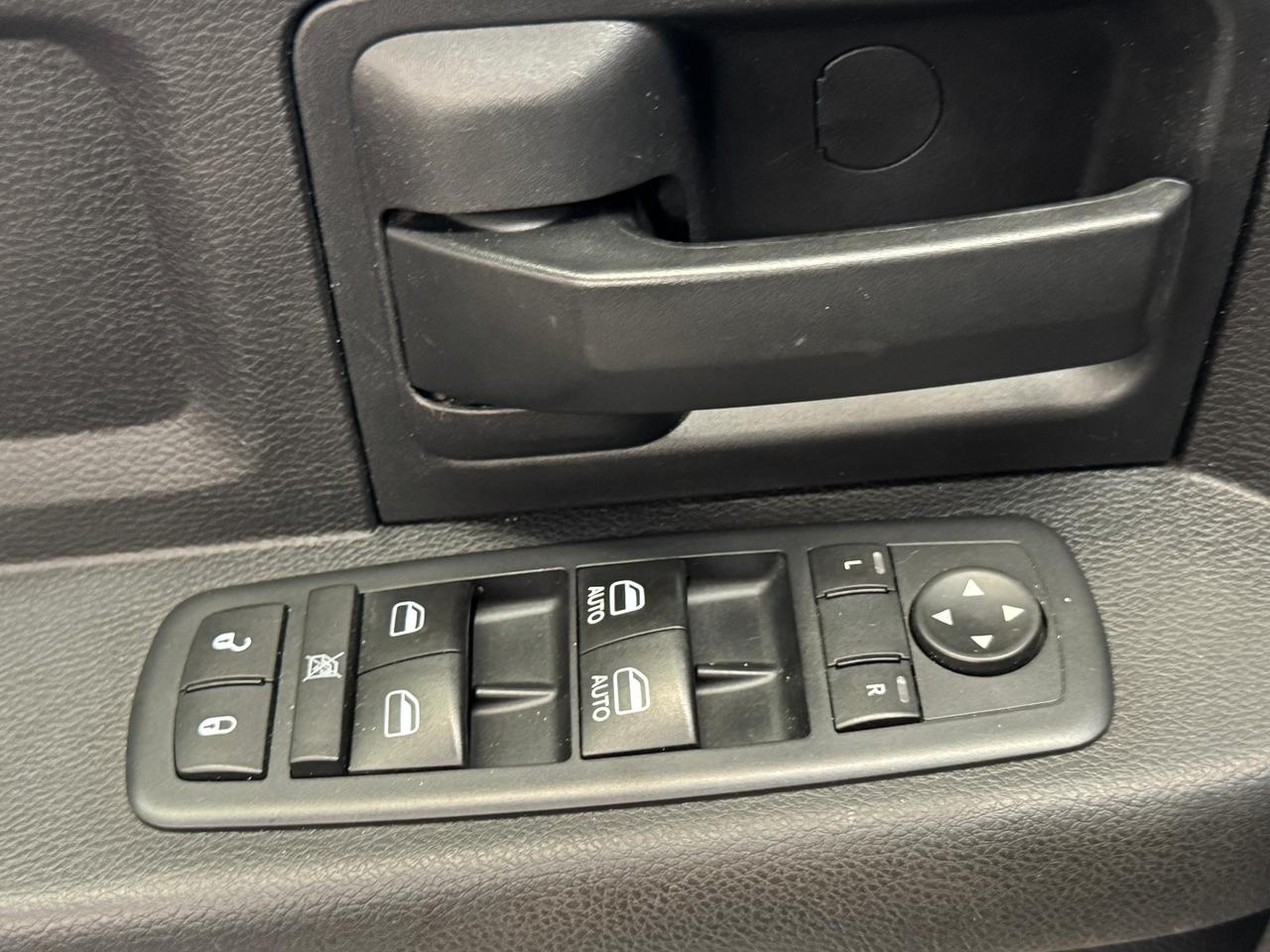 2016 RAM 1500 ST 5.7L V8 HEMI+New Tires+Brakes+Camera+Bluetooth Photo