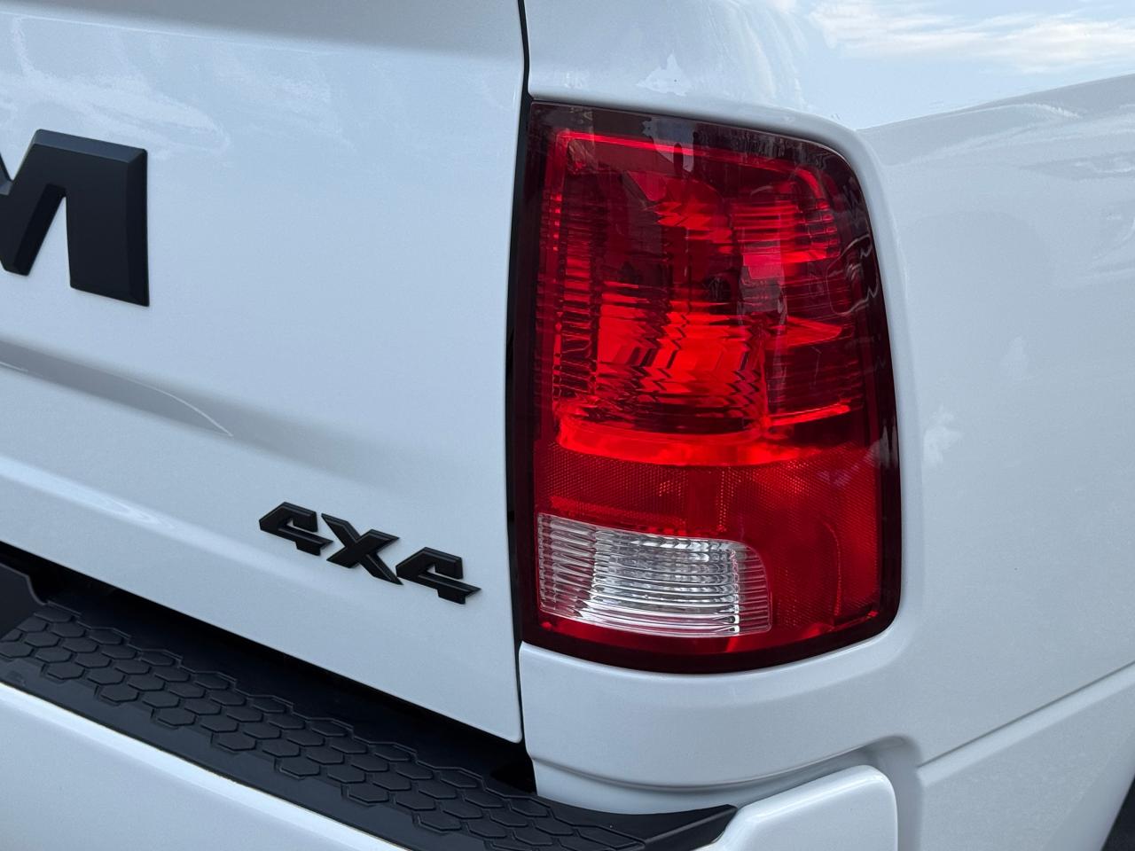 2019 RAM 1500 Classic Express 4x4 Quad 3.6L V6+ApplePlay+CLEAN CARFAX Photo55