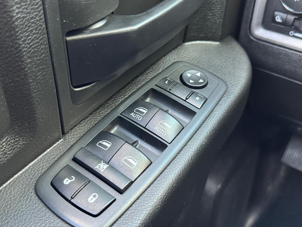 2019 RAM 1500 Classic Express 4x4 Quad 3.6L V6+ApplePlay+CLEAN CARFAX Photo96