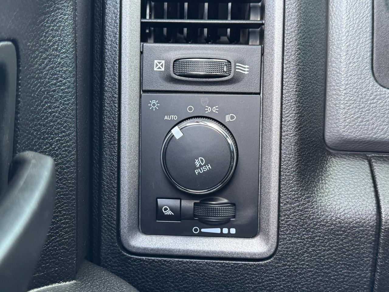 2019 RAM 1500 Classic Express 4x4 Quad 3.6L V6+ApplePlay+CLEAN CARFAX Photo44