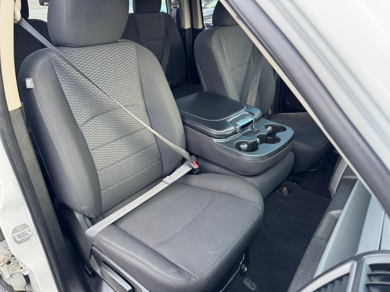 2019 RAM 1500 Classic Express 4x4 Quad 3.6L V6+ApplePlay+CLEAN CARFAX Photo23