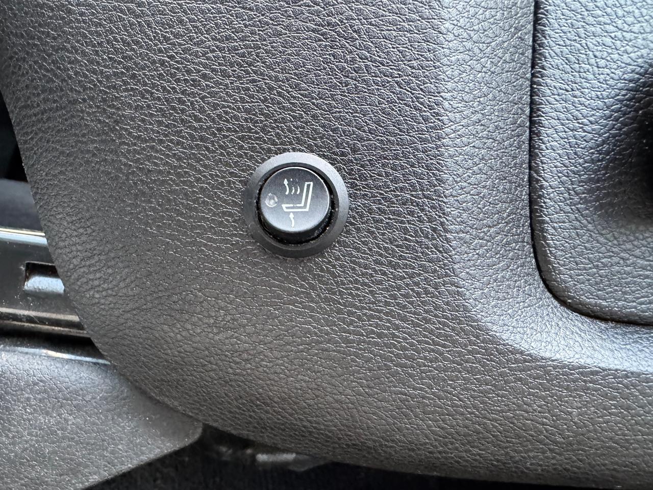 2019 RAM 1500 Classic Express 4x4 Quad 3.6L V6+ApplePlay+CLEAN CARFAX Photo3