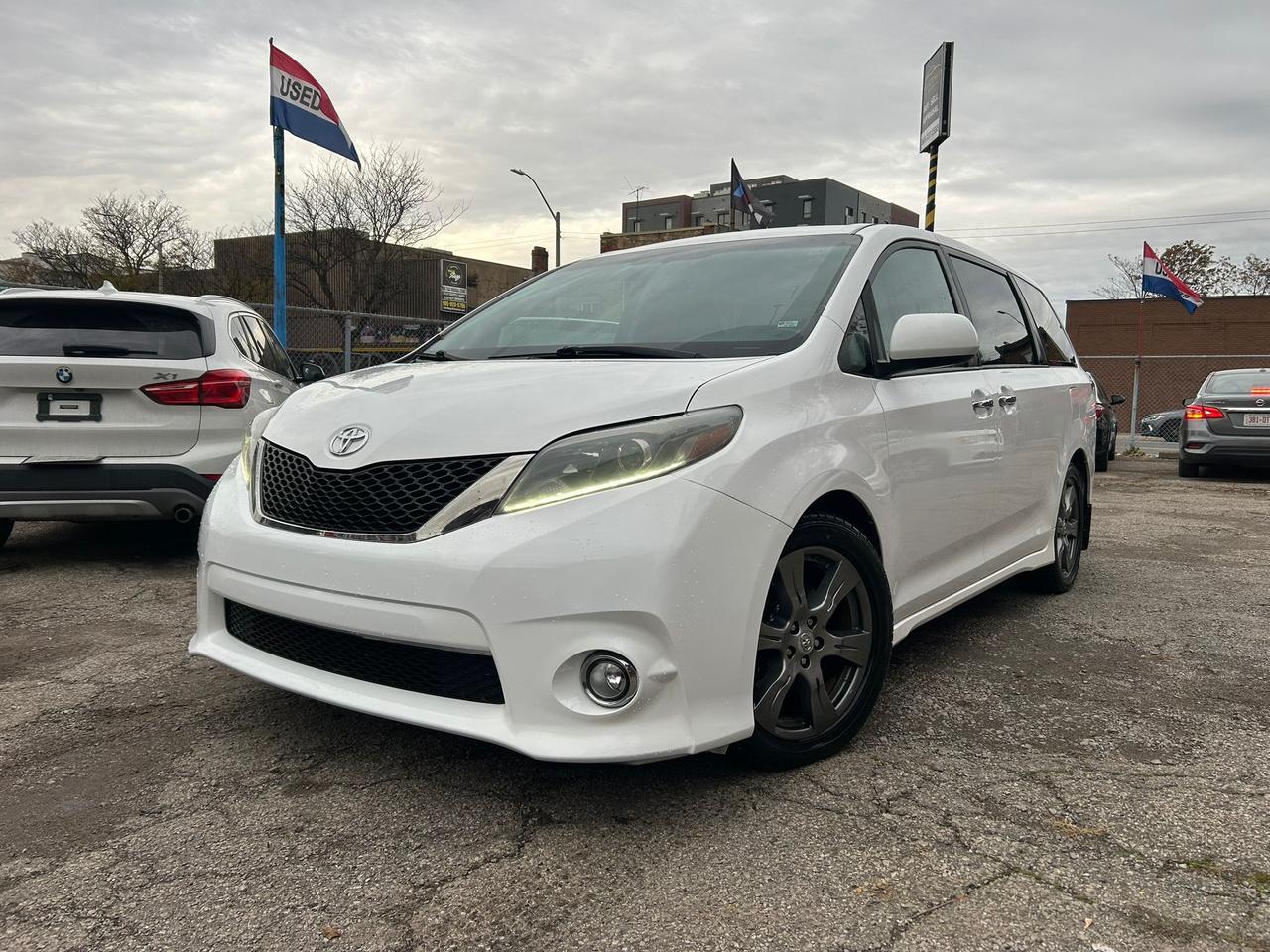 2017 Toyota Sienna 5DR SE 8-PASS FWD - Photo #1