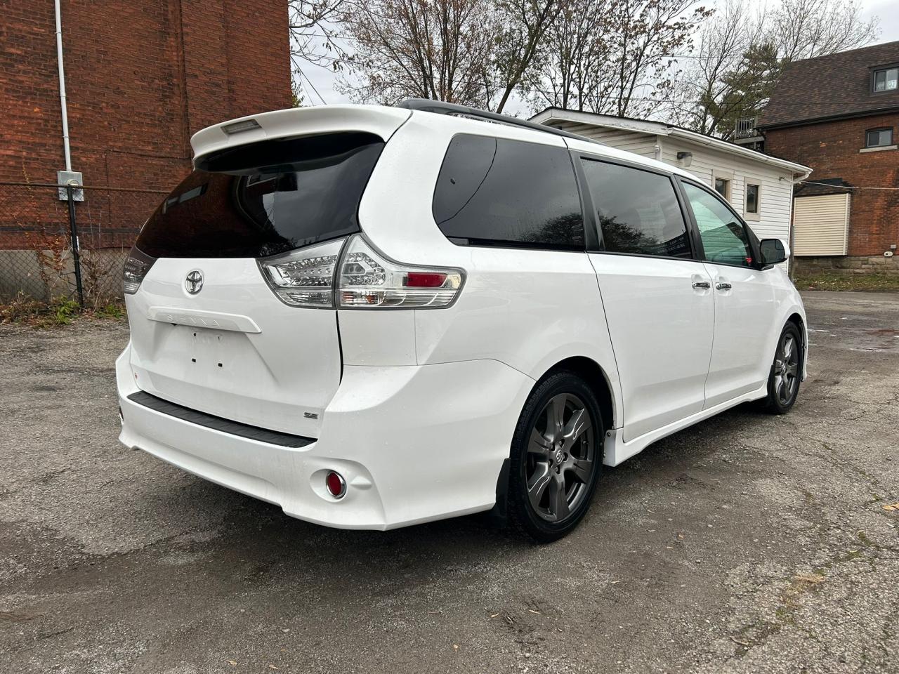 2017 Toyota Sienna 5DR SE 8-PASS FWD Photo4