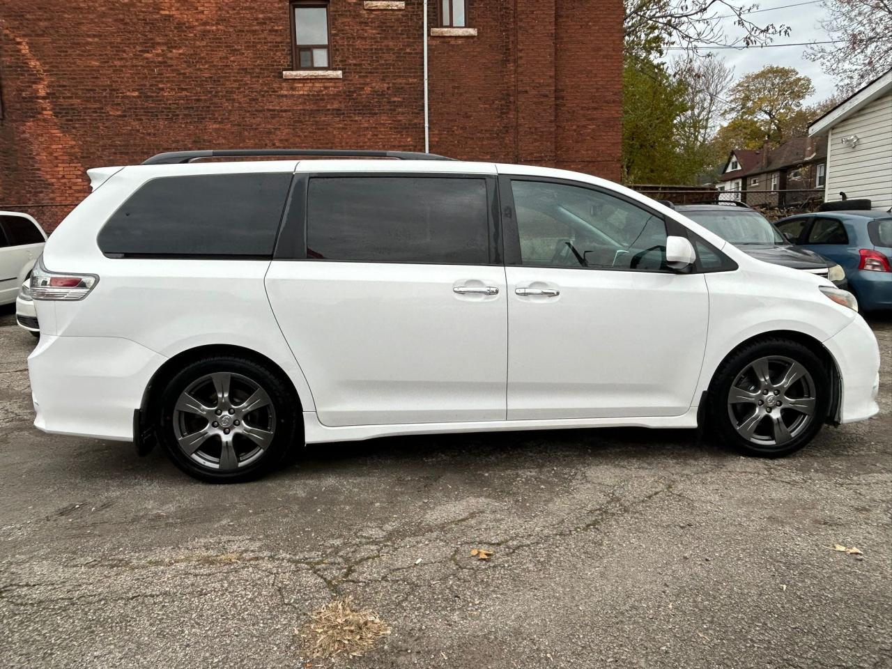 2017 Toyota Sienna 5DR SE 8-PASS FWD - Photo #6
