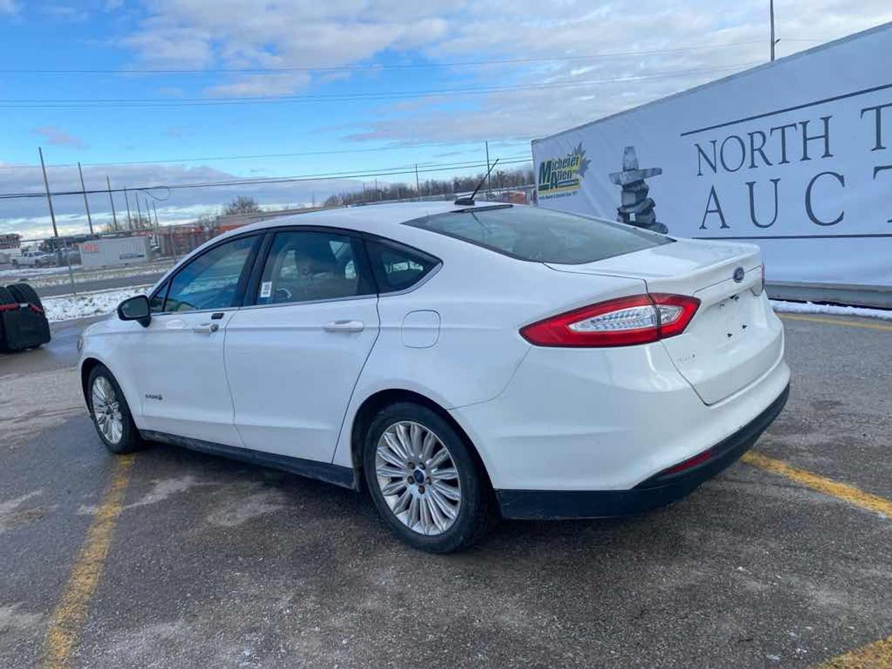 2015 Ford Fusion S Hybrid Photo