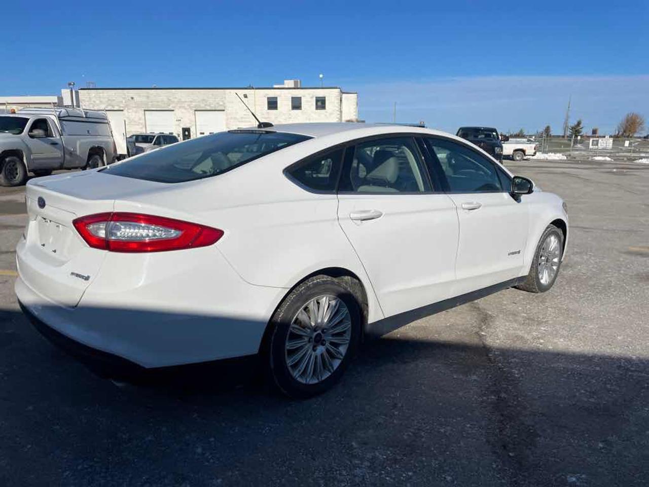 2015 Ford Fusion S Hybrid Photo3