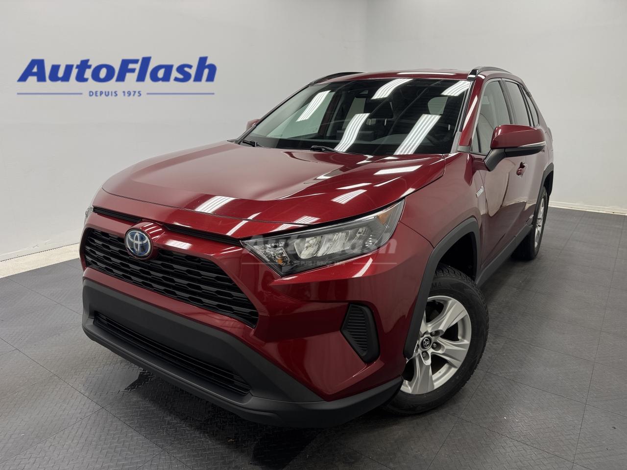 Used 2020 Toyota RAV4 HYBRID, LE, AWD, CARPLAY, CAMERA, SIÈGES CHAUFFANT for sale in Saint-Hubert, QC