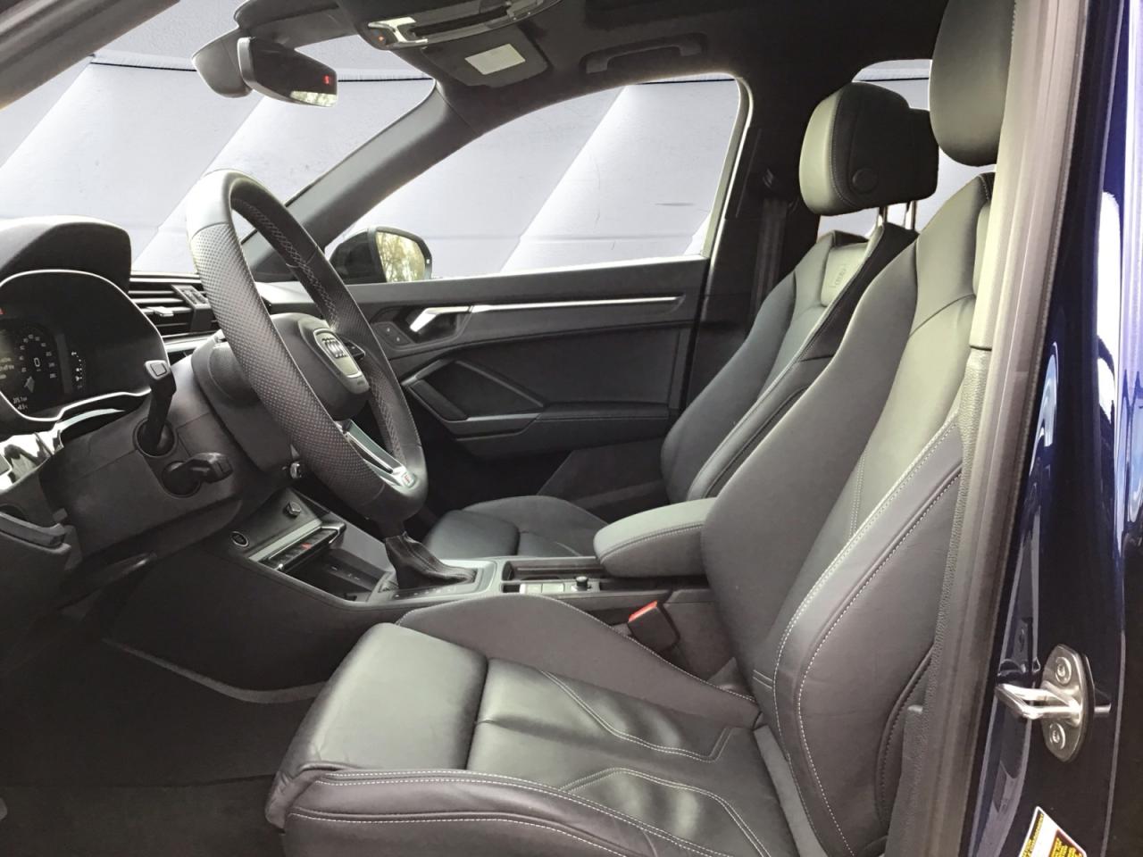 2025 Audi Q3 2.0T Progressiv + Blk Pkg | Blk Rings | Phonebox Photo