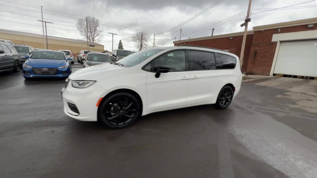 2024 Chrysler Pacifica TOURING L | HTD LEATHER | PANO ROOF | 20IN ALLOYS Photo3