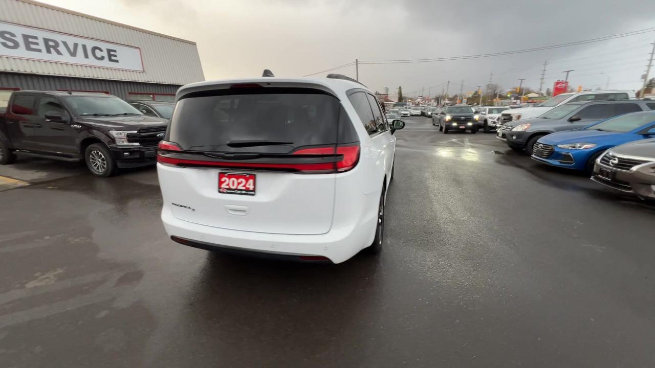 2024 Chrysler Pacifica TOURING L | HTD LEATHER | PANO ROOF | 20IN ALLOYS Photo