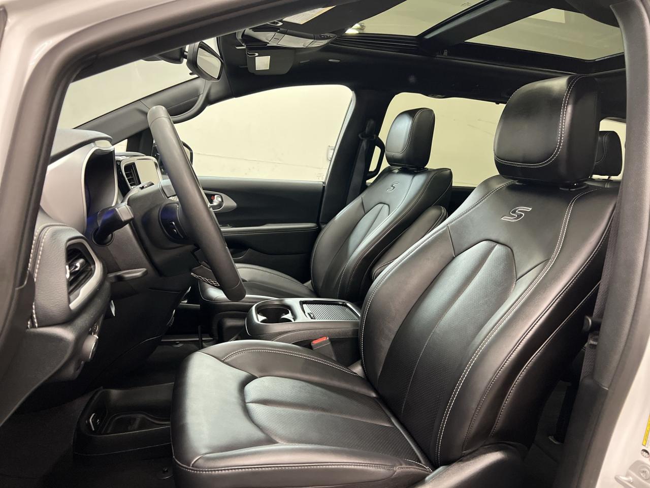2024 Chrysler Pacifica TOURING L | HTD LEATHER | PANO ROOF | 20IN ALLOYS Photo