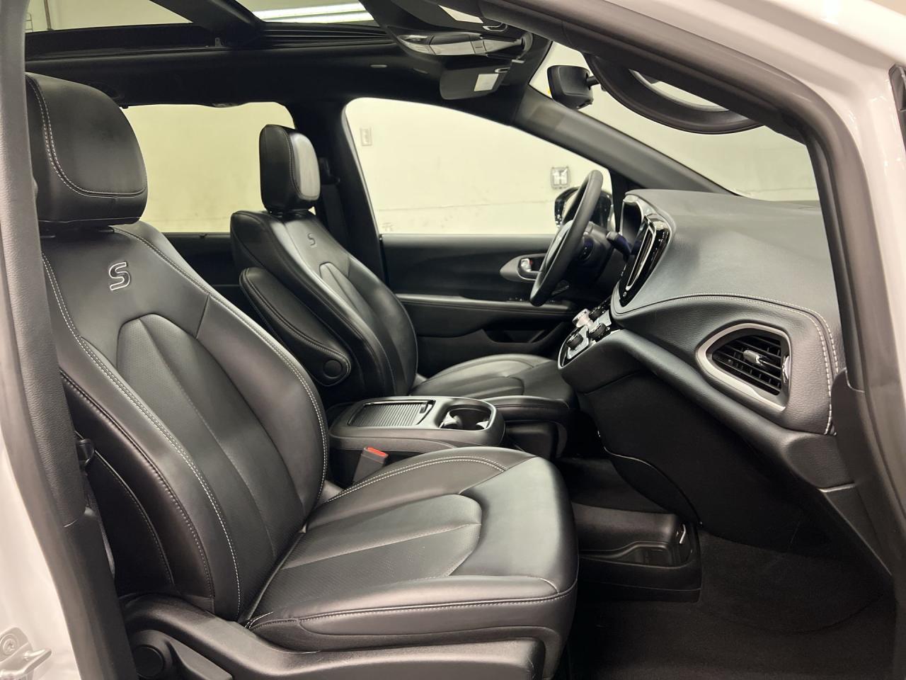 2024 Chrysler Pacifica TOURING L | HTD LEATHER | PANO ROOF | 20IN ALLOYS Photo