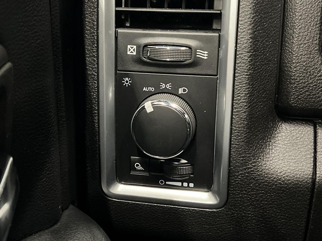 2021 RAM 1500 Classic WARLOCK 4X4 |5.7L V8 | CREW | HTD SEATS |CARPLAY Photo
