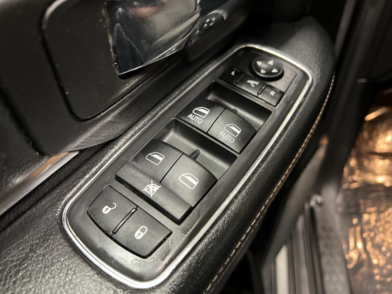 2021 RAM 1500 Classic WARLOCK 4X4 |5.7L V8 | CREW | HTD SEATS |CARPLAY Photo