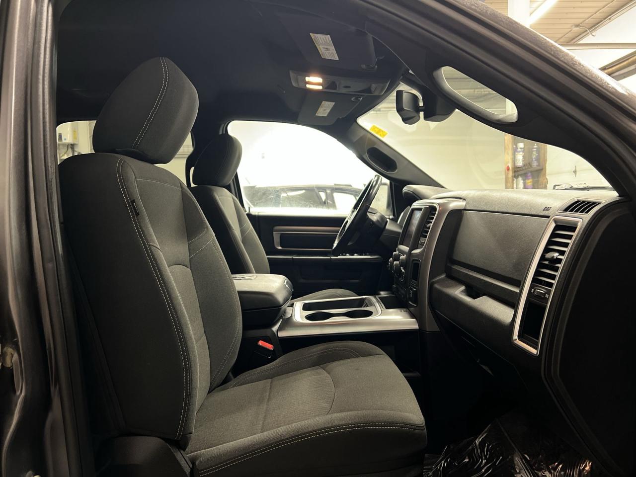 2021 RAM 1500 Classic WARLOCK 4X4 |5.7L V8 | CREW | HTD SEATS |CARPLAY Photo