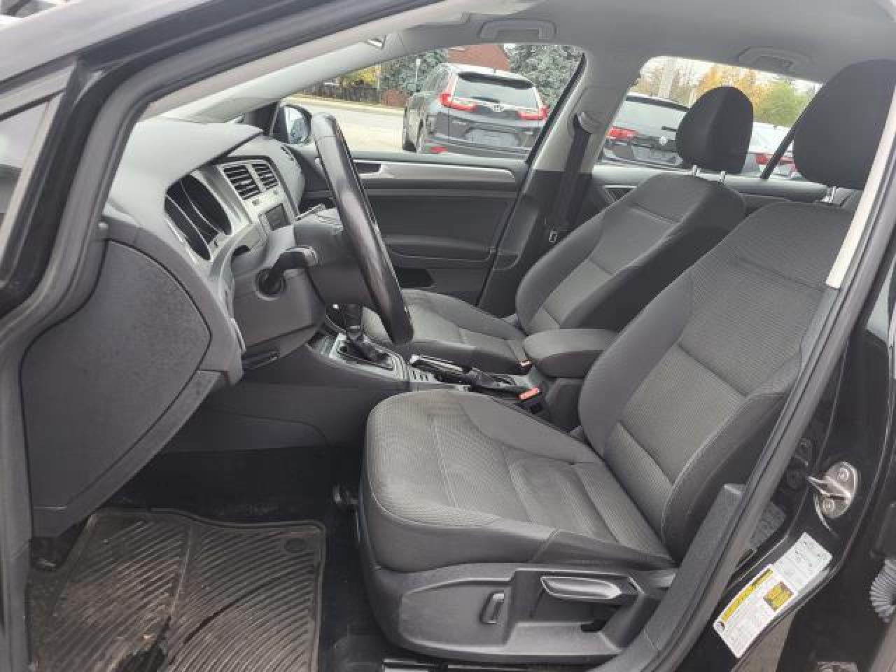 2016 Volkswagen Golf TRENDLINE Photo9