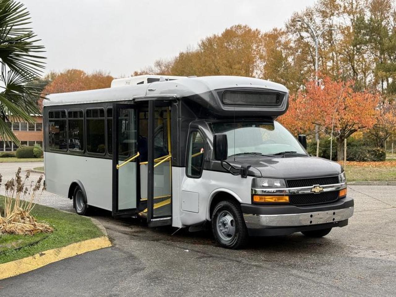 Used 2020 Chevrolet Express 4500 22-Passenger Bus with Wheelchair Ramp for sale in Burnaby, BC