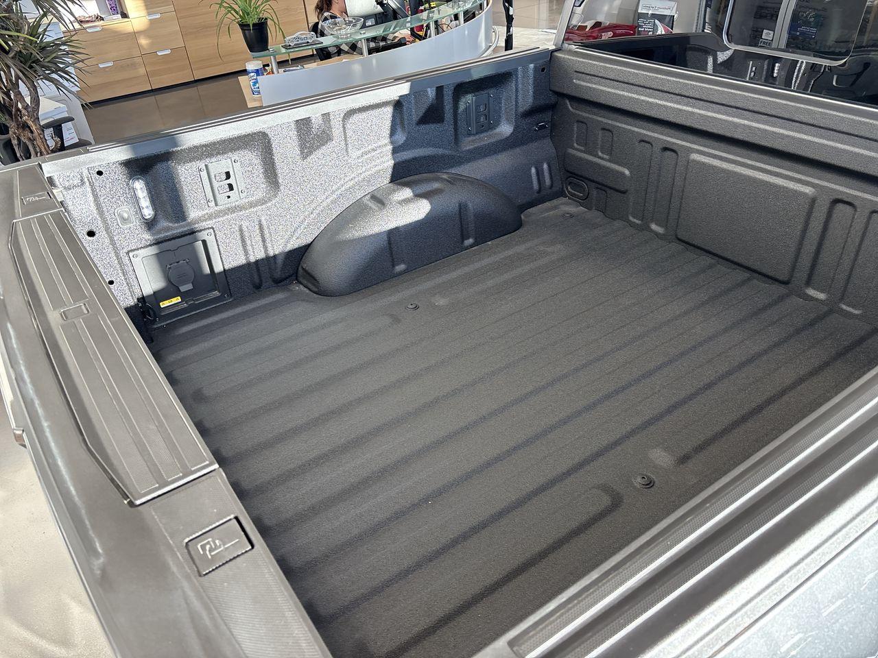 2025 Ford F-150 XLT 4WD SuperCrew 5.5' Box Photo5