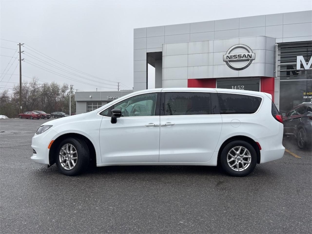 2024 Dodge Grand Caravan SXT  Clean CARFAX, Stow n Go Photo