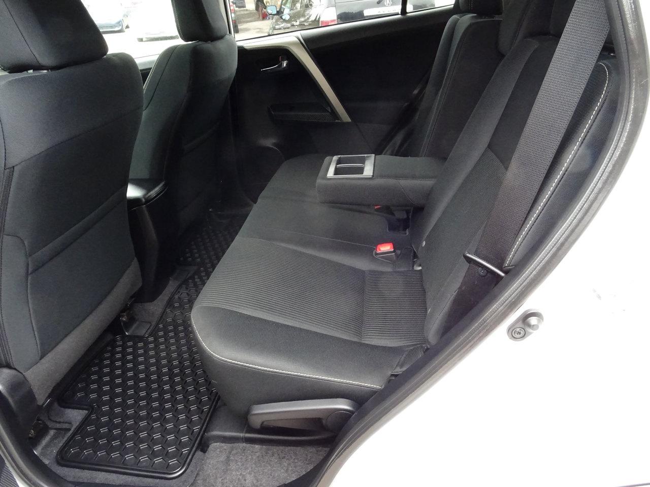 2015 Toyota RAV4 XLE - Photo #9